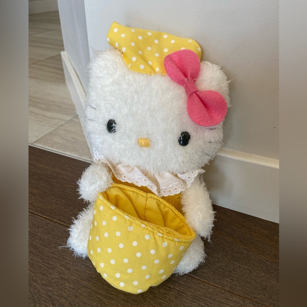 2004 Hello kitty Plush basket with Yellow Polka Dot‎ Outfit and Pink Bow